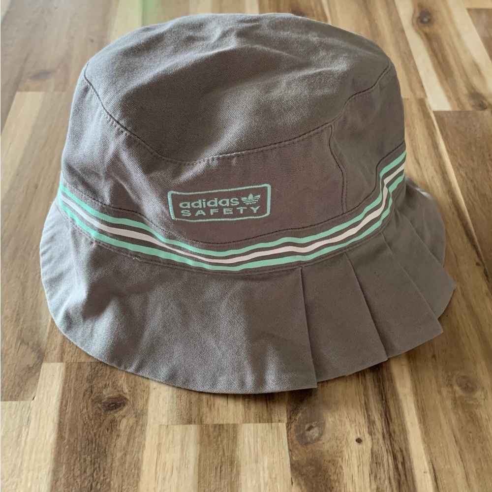 Adidas Sage Green Bucket Hat NWOT Size S/ 54cm/ US 6 3/4